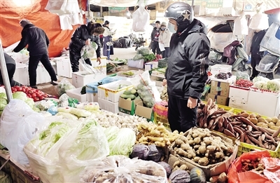 西安农副产品市场购销两旺 果蔬篮满满当当，肉案子量足价稳